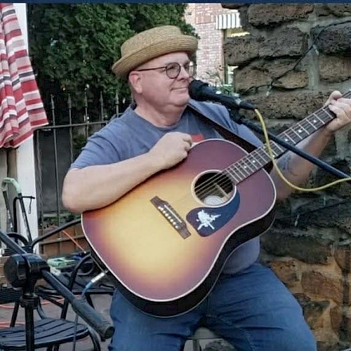 Doc Cosden and Stevie V performing acoustic Americana music during Beats & Bites Brunch at Riverhouse Lodge in Bend Oregon.