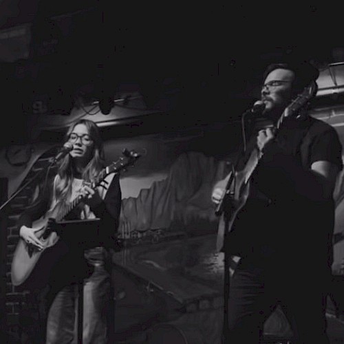 Acoustic duo Mason James and Samantha Hart performing live music during Mother’s Day brunch at Currents Restaurant Riverhouse Lodge Bend Oregon.