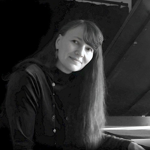 Julie Hanney performing contemporary piano music during Beats & Bites Brunch at Currents Restaurant Bend Oregon