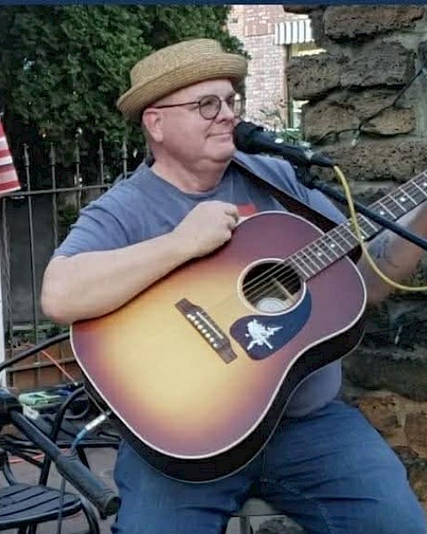 Doc Cosden and Stevie V performing acoustic Americana music during Beats & Bites Brunch at Riverhouse Lodge in Bend Oregon.