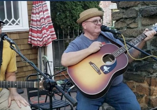 Doc Cosden and Stevie V performing acoustic Americana music during Beats & Bites Brunch at Riverhouse Lodge in Bend Oregon.