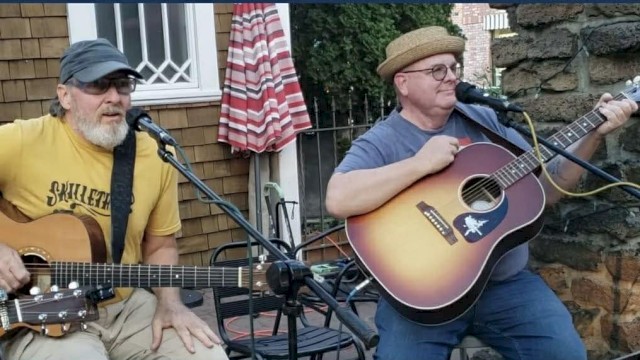 Doc Cosden and Stevie V performing acoustic Americana music during Beats & Bites Brunch at Riverhouse Lodge in Bend Oregon.