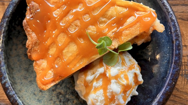 Freshly baked Grandma’s Apple Pie à la Mode with Granny Smith apples, flaky handmade crust, vanilla ice cream from Eberhardt’s Dairy, and caramel drizzle served at Riverhouse Lodge in Bend, Oregon for National Pi Day.