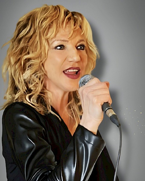 Singer Marianne Thomas performing live during Beats and Bites brunch with piano and vocals at Currents Restaurant in Riverhouse Lodge Bend Oregon.