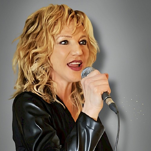 Singer Marianne Thomas performing live during Beats and Bites brunch with piano and vocals at Currents Restaurant in Riverhouse Lodge Bend Oregon.