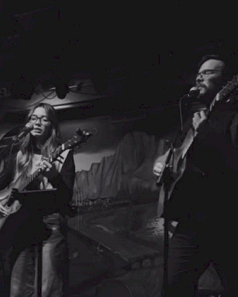 Acoustic duo Mason James and Samantha Hart performing live music during Mother’s Day brunch at Currents Restaurant Riverhouse Lodge Bend Oregon.