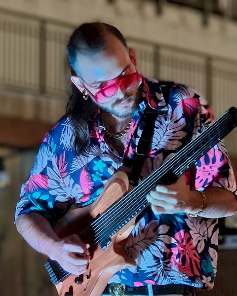 Jazz guitarist performing instrumental brunch music with Smile Aisle during Beats and Bites brunch at Riverhouse Lodge Bend Oregon.