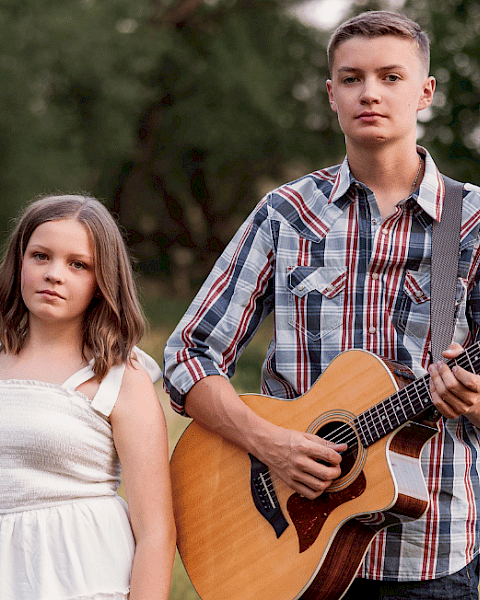 Sydney and Logan performing acoustic country pop live at brunch at Currents Riverhouse Lodge Bend Oregon