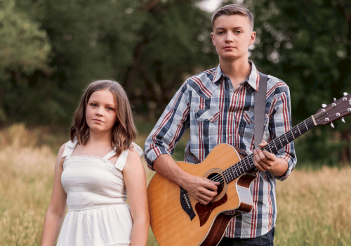 Sydney and Logan performing acoustic country pop live at brunch at Currents Riverhouse Lodge Bend Oregon
