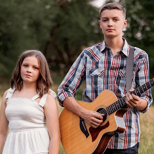 Sydney and Logan performing acoustic country pop live at brunch at Currents Riverhouse Lodge Bend Oregon