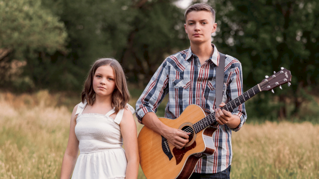 Sydney and Logan performing acoustic country pop live at brunch at Currents Riverhouse Lodge Bend Oregon