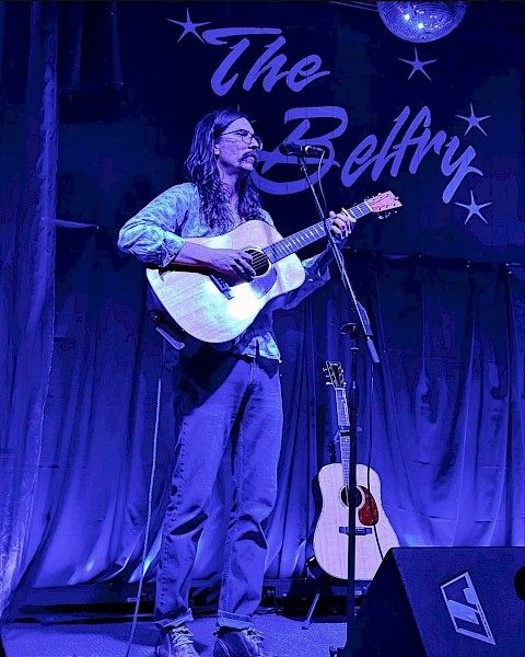 Vern Johnson performing live acoustic Americana music at Beats + Bites Brunch at Currents Restaurant at Riverhouse Lodge in Bend, Oregon.