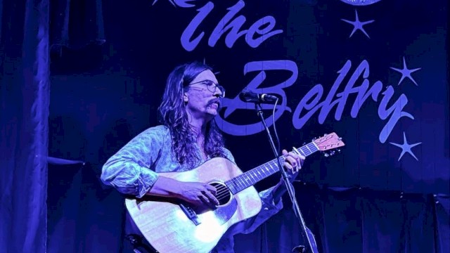Vern Johnson performing live acoustic Americana music at Beats + Bites Brunch at Currents Restaurant at Riverhouse Lodge in Bend, Oregon.