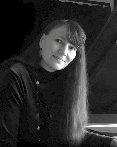 Julie Hanney performing contemporary piano music during Beats & Bites Brunch at Currents Restaurant Bend Oregon