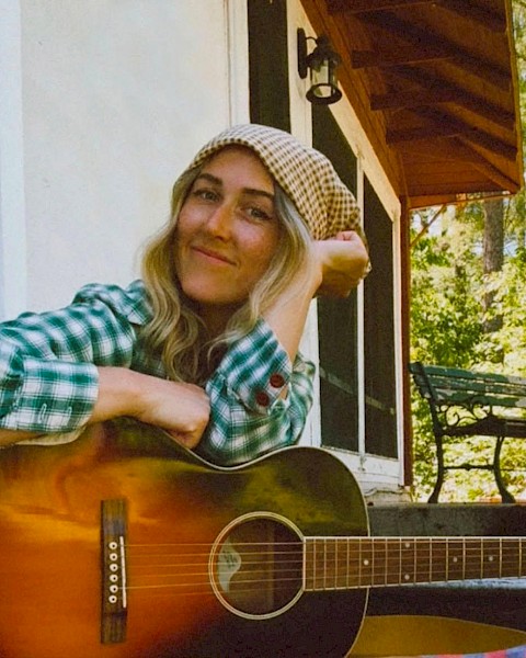 Mollie Moons performing acoustic folk music during Beats & Bites Brunch at Currents Bend Oregon