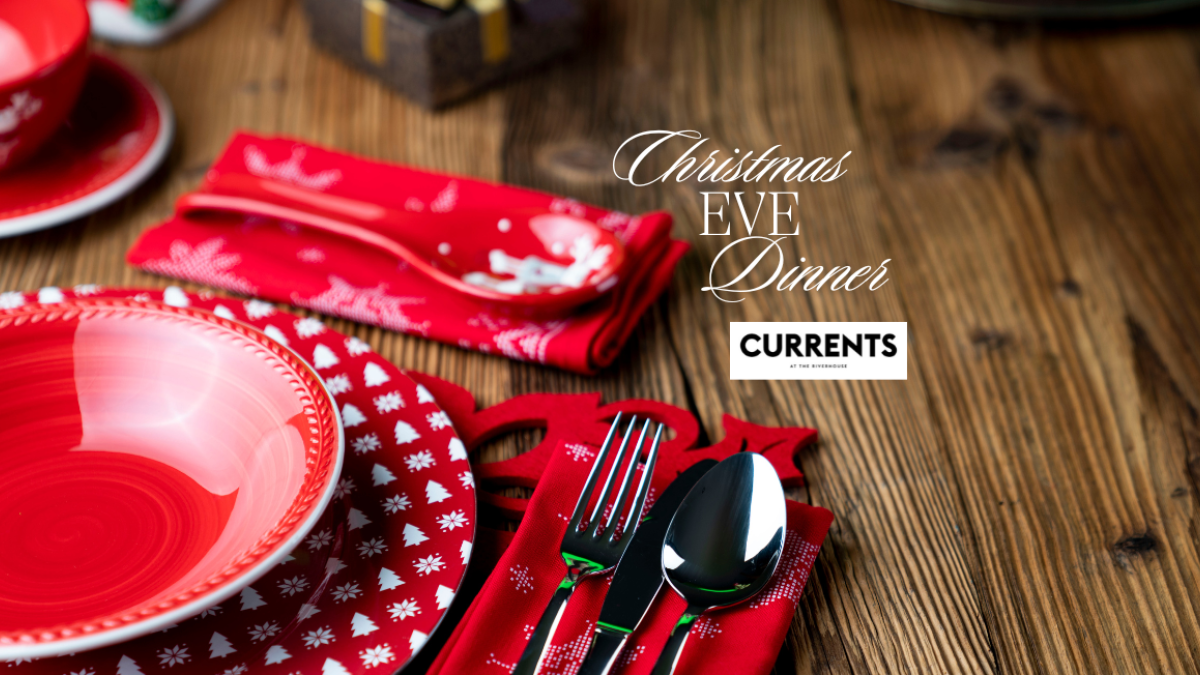 Christmas-themed dinner table setting with red plates, festive napkins, and cutlery on a wooden table. Text: 