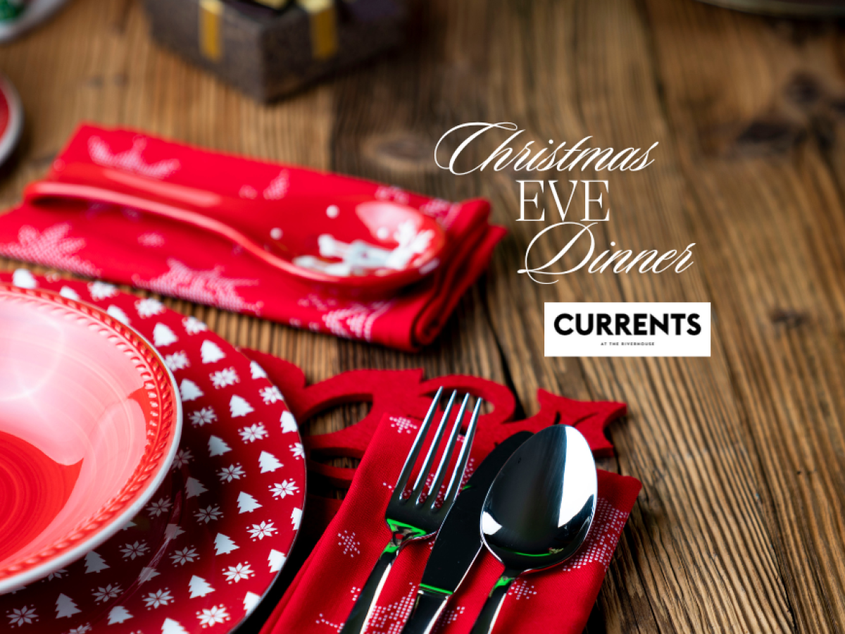 Christmas-themed dinner table setting with red plates, festive napkins, and cutlery on a wooden table. Text: 