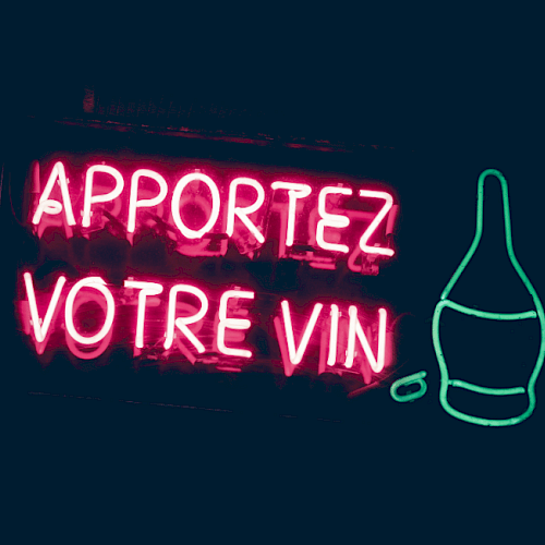 A neon sign with the French words 