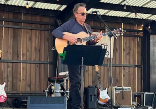 Keith Borman performing acoustic folk music for brunch 07/20/25 at Currents, Riverhouse Lodge in Bend, Oregon
