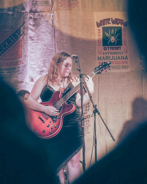 Mari live music performance in Bend Oregon at Currents at the Riverhouse, indie folk and blues singer-songwriter concert near the Deschutes River