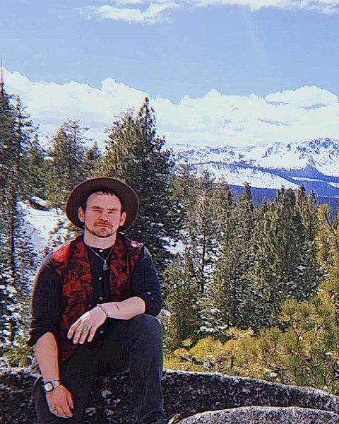 John Johns performing live folk, blues, and bluegrass music at Beats & Bites Brunch in Bend Oregon on September 14 2025 at Riverhouse Lodge