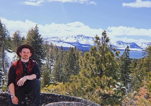 John Johns performing live folk, blues, and bluegrass music at Beats & Bites Brunch in Bend Oregon on September 14 2025 at Riverhouse Lodge