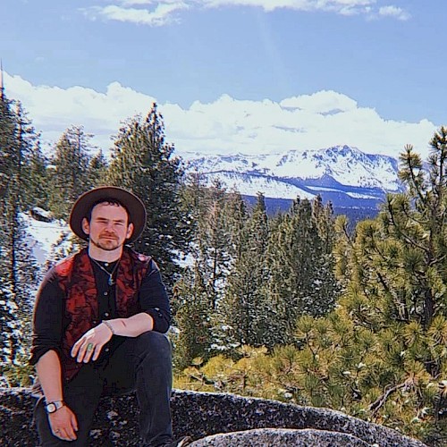 John Johns performing live folk, blues, and bluegrass music at Beats & Bites Brunch in Bend Oregon on September 14 2025 at Riverhouse Lodge