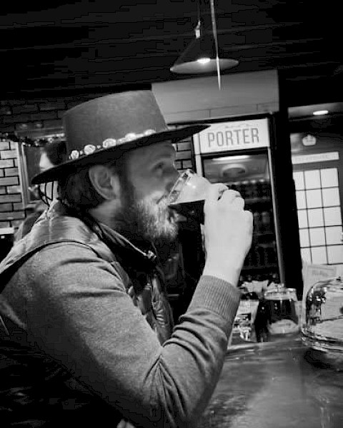 Jared McComas live music in Bend Oregon at Currents at the Riverhouse, performing country, folk, and rock songs from Johnny Cash to Zach Bryan