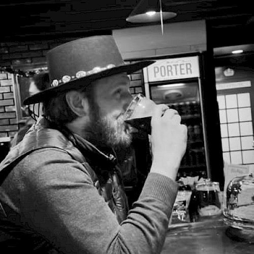Jared McComas live music in Bend Oregon at Currents at the Riverhouse, performing country, folk, and rock songs from Johnny Cash to Zach Bryan