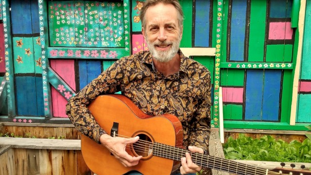 Longtime Bend musician Paul Eddy plays rock, blues & classics. Join him live at Currents Nov 23, 11am–1pm for Beats & Bites Brunch.