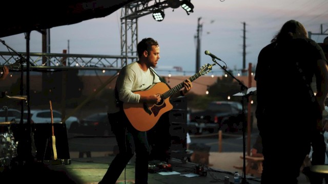 Catch Jordan Wolfe live at Riverhouse Lodge—Central Oregon’s powerhouse singer-songwriter blending soul, poetry, and Bend-grown sound.