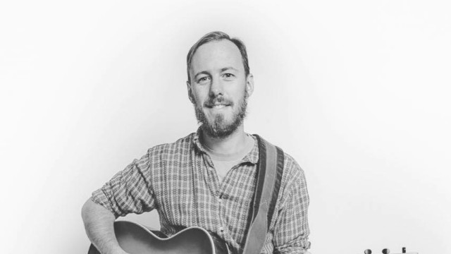 Eric Leadbetter performing live at Currents at Riverhouse Lodge in Bend, Oregon, playing original rock-inspired music rooted in classic vinyl influences.