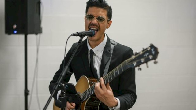 Charlee performing an acoustic R&B set at Currents at Riverhouse Lodge in Bend, Oregon, featuring soulful vocals and guitar.